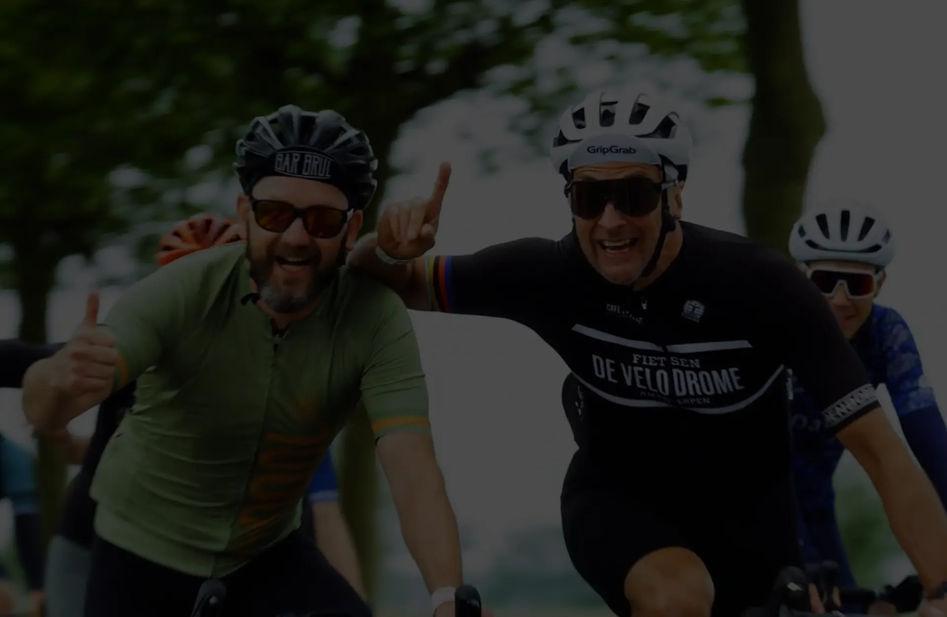 Het peloton groet